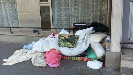 Le lit d'un SDF au pied d'un immeuble à Avignon (Vaucluse). (PHILIPPE PAUPERT / RADIO FRANCE)