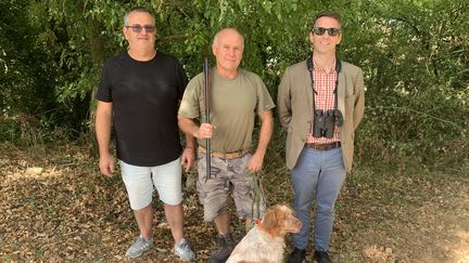 De gauche à droite : Emmanuel Guillaume, sociétaire à la société de chasse de Vars (Charente), Thierry Guégan, membre de l'administration de la société de chasse de Vars, et&nbsp;Cyril Moreau, directeur fédération départementale des chasseurs de la Charente. (MARGAUX QUEFFELEC / RADIO FRANCE)