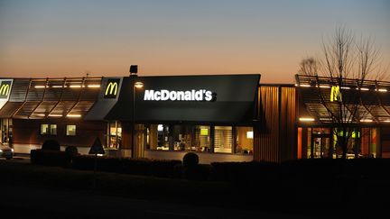 Le 21 f&eacute;vrier 2013, devant un restaurant McDonald's de Douarnenez (Finist&egrave;re). (FRED TANNEAU / AFP)