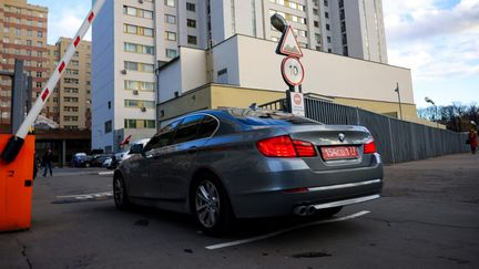 Une voiture diplomatique à l'entrée du&nbsp;bâtiment&nbsp;de l'Otan à Moscou (Russie), le 18 octobre 2021. (DIMITAR DILKOFF / AFP)