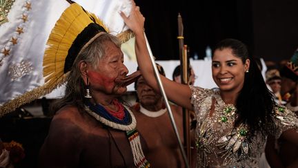 L'école de samba Imperatriz Leopoldinense, qui a choisi pour thème de son défilé cette année la défense les tribus indiennes menacées par l'agro-business, a invité&nbsp;le légendaire cacique Raoni Metuktire (ci-contre), 86 ans, à sa conférence de presse, le 24 février. (YASUYOSHI CHIBA / AFP)