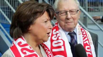 Martine Aubry et son père Jacques Delors au Stade de France, le 14 mai 2011. (THOMAS COEX / AFP)