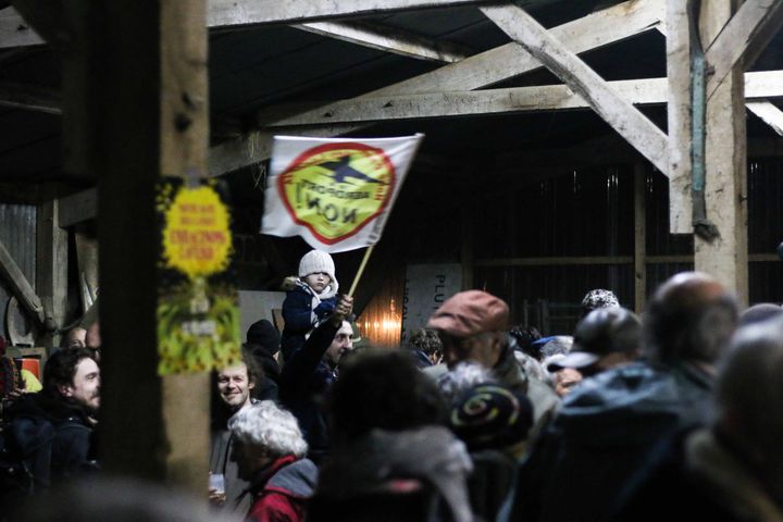 Des opposants au projet Notre-Dame-des-Landes fêtent la décision d'abandon à "La Vache Rit", dans la Zad, mercredi 17 janvier 2017. (YANN SCHREIBER / RADIO FRANCE)