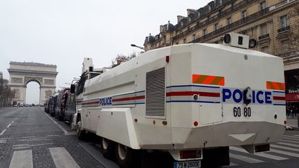 Des véhicules des forces de l'ordre sur les Champs-Élysées, à Paris, le samedi 23 mars 2019. (BENJAMIN ILLY / FRANCE-INFO)