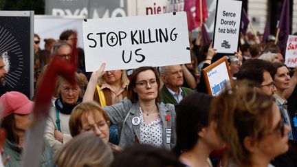 Des Polonaises mobilisés le 14 juin 2023, pour dénoncer la mort d'une femme enceinte que les médecins ont refusé de faire avorter. (WOJTEK RADWANSKI / AFP)