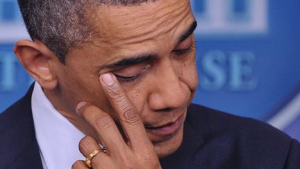 Tr&egrave;s &eacute;mu, le pr&eacute;sident am&eacute;ricain, Barack Obama, a donn&eacute; une conf&eacute;rence de presse, pr&eacute;sentant ses condol&eacute;ances aux familles des victimes tu&eacute;es dans la fusillade de l'&eacute;cole &eacute;l&eacute;mentaire, vendredi 14 d&eacute;cembre 2012.&nbsp; (MANDEL NGAN / AFP)