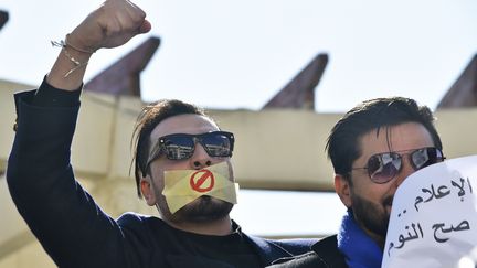 Une dizaine de journalistes algériens participant à un rassemblement dans le centre d'Alger contre "la censure" ont été interpellés jeudi 28 février.&nbsp; (RYAD KRAMDI / AFP)