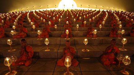 Des milliers de moines bouddhistes tha&iuml;landais c&eacute;l&egrave;brent&nbsp;Makha Bucha, &agrave; Bangkok (Tha&iuml;lande), le 25 f&eacute;vrier 2013. (MAXPPP)