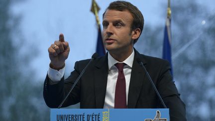 Le ministre de l'Economie,&nbsp; Emmanuel Macron, lors de son discours de cl&ocirc;ture de l'universit&eacute; du Medef, &agrave; Jouy-en-Josas (Yvelines), le 27 ao&ucirc;t 2015.&nbsp; (ERIC PIERMONT / AFP)