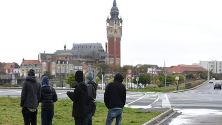 Des migrants dans les rues de Calais. Photo d'illustration. (JOE GIDDENS / MAXPPP)