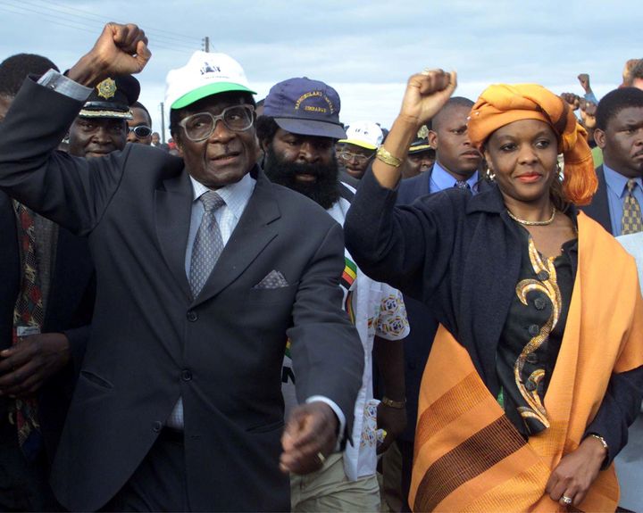 Robert Mugabe et sa femme Grace à Madziwa, village au nord de Harare, le 21 juin 2000. (REUTERS - JUDA NGWENYA / X00201)