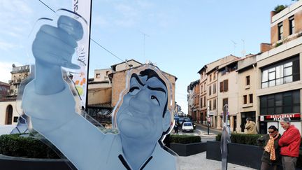 Lino Ventura trinque à la santé des passants, sur un rond-point  de Montauban.
 (Eric Cabanis / AFP)