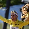 Tadej Pogacar célèbre son deuxième sacre sur le Tour de France, le 18 juillet 2021 à Paris. (ANNE-CHRISTINE POUJOULAT / AFP)