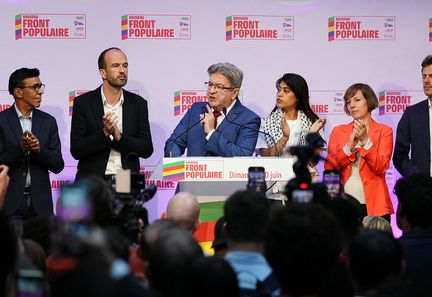 Jean-Luc Mélenchon s'exprime, entouré d'autres figures de La France insoumise, après le premier tour des élections législatives, le 30 juin 2024 à Paris. (DIMITAR DILKOFF / AFP)