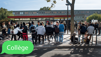  (Collégiens devant leur établissement © CHAMUSSY/SIPA)