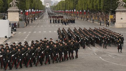 Plusieurs pétitions de citoyens et des députés demandent à ce que les soignants soient associés au défilés du 14 juillet 2020. (LIONEL BONAVENTURE / AFP)