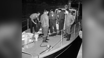 Une vedette de la douane ramène des débris de la Caravelle qui s'est abîmée en mer à quelques kilomètres du Cap d'Antibes, le 11 septembre 1968. L'avion de la compagnie Air France effectuait le trajet Ajaccio-Nice et transportait 89 passagers et six membres d'équipage. Il n'y a aucun survivant. (P. LOUIS / AFP)