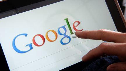 Un internaute fait une recherche sur Google depuis sa tablette tactile, le 13 mai 2013 &agrave; Rennes (Ille-et-Vilaine). (DAMIEN MEYER / AFP)