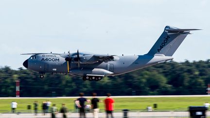 &nbsp; (L'A400M Atlas, dont le projet a été porté par sept pays de l'Otan est un quadrimoteur à hélices polyvalent destiné à remplacer les C-130 Hercules américains et C-160 Transall franco-allemands  © EUTERS/Thomas Peter)