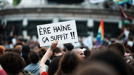 Des manifestants tiennent des pancartes lors d'un rassemblement contre l'extrême droite place de la République à Paris, après l'annonce des résultats du premier tour des élections législatives, le 30 juin 2024. (JEROME GILLES / NURPHOTO / NURPHOTO VIA AFP)