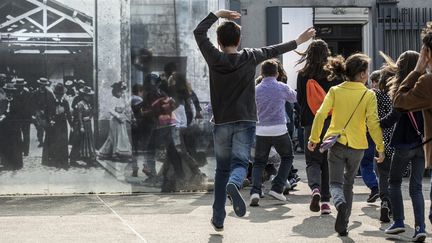 3000 lyonnais ont participé au tournage du remake premier film de Louis Lumière 
 (JEAN-PHILIPPE KSIAZEK / AFP)