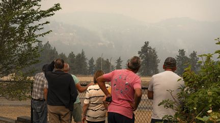 Des habitants surveillent l'évolution d'un incendie à West Kelowna, au Canada, le 19 août 2023. (PAIGE TAYLOR WHITE / AFP)