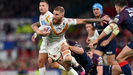 Le joueur des Dragons Sam Tomkins à l'attaque durant la finale de Super League, à Old Trafford, le 9 octobre 2021. (PAUL ELLIS / AFP)