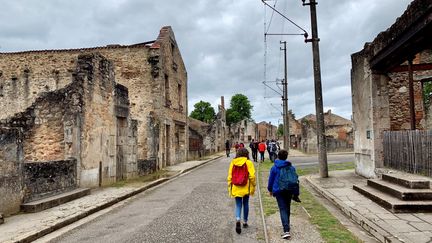 Des collégiens de 3ème ont parcouru les rues en ruines de l'ancien village d'Oradour-sur-Glane. (Timour Ozturk)