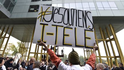 Les salariés d'i-Télé manifestent devant le siège de la chaîne à Boulogne-Billancourt (Hauts-de-Seine), le 28 octobre 2016. (ALAIN JOCARD / AFP)