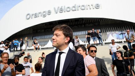 Benoît payan, le maire de Marseille, devant le stade Vélodrome, en 2021. Photo d'illustration (CLEMENT MAHOUDEAU / AFP)