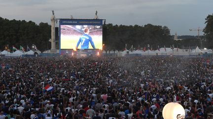 Des supporters regardent un match de l'Euro&nbsp;de foot&nbsp;sur un grand écran, à Bordeaux (Gironde), le 7 juillet 2016. (MEHDI FEDOUACH / AFP)