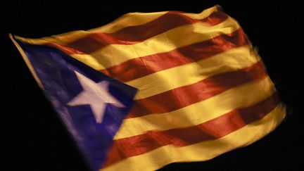 Le drapeau catalan indépendantiste à Barcelone, le 26 octobre 2017. (PAU BARRENA / AFP)