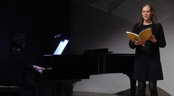 Roxane Glouzman, chante "Au bord de l'eau" Gabriel Fauré
 (Laurence Houot / Culturebox)