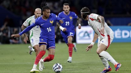 Michael Olise duels with Italy's Riccardo Calafiori during a Nations League match at the Parc des Princes on September 6, 2024. (STEPHANE DE SAKUTIN / AFP)