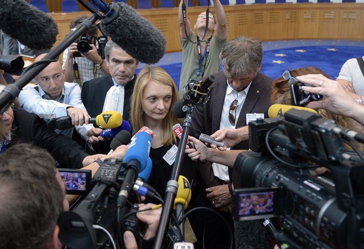 Rachel Lambert s'adresse aux journalistes à la Cour européenne des droits de l'homme, à Strasbourg (Bas-Rhin), le 5 juin 2015. (PATRICK HERTZOG / AFP)