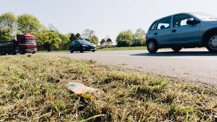 Une majorité de Français se sent coupable après avoir jeter des déchets par la fenêtre de sa voiture. (ABDESSLAM MIRDASS / HANS LUCAS)