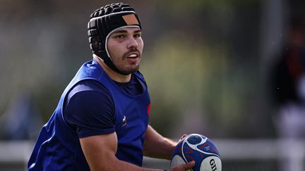 Antoine Dupont à l'entraînement avec le XV de France, le 11 octobre 2023. (ANNE-CHRISTINE POUJOULAT / AFP)