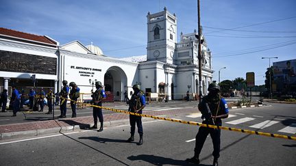 Des policiers devant l'église St Anthony à&nbsp;Colombo, au Sri Lanka, le 22 avril 2019.&nbsp; (JEWEL SAMAD / AFP)