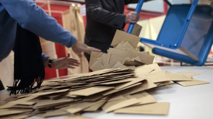 Le d&eacute;pouillement du second tour des &eacute;lection d&eacute;partementales, &agrave; Mont-Saint-Aignan (Seine-Maritime), le 29 mars 2015. (CHARLY TRIBALLEAU / AFP)