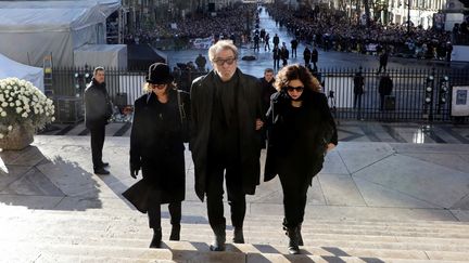 Le chanteur Eddy Mitchel, à son arrivée sur le parvis de l'église de la Madeleine, à Paris, le 9 décembre 2017. (LUDOVIC MARIN / REUTERS)