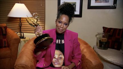 L'actrice Regina King avec son Emmy Award de meilleure actrice, le 20 septembre 2020 à Los Angeles (Etats-Unis). (AMERICAN BROADCASTING COMPANIES / AFP)