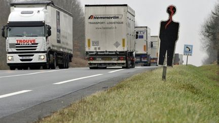 Silhouette noire symbolisant un accident de la route, Route-centre Europe le 3/2/11 (AFP/Thierry Zoccolan)