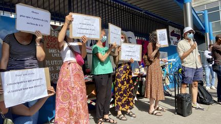 Des professeurs en grève contre l'interdiction du port de l'abaya et le manque de moyens, au lycée Maurice-Utrillo à Stains (Seine-Saint-Denis), le 6 septembre 2023. (LUCIE BEAUGE / FRANCEINFO)