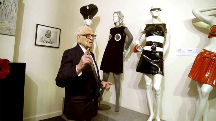 Le couturier Pierre Cardin dans son musée parisien (Pierre Cardin)