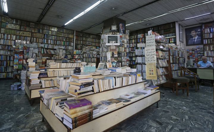 Un employé parmi les nombreux ouvrages de la librairie Al-Nouri, le 17 octobre 2021 à Damas. (LOUAI BESHARA / AFP)