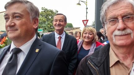 Gérard Bapt accompagné de sa suppléante,&nbsp;Sabine Geil-Gomez, lors d'une cérémonie d'hommage à la résistance à Saint-Jean (Haute-Garonne), le 23 mai 2017. (CLEMENT PARROT / FRANCEINFO)