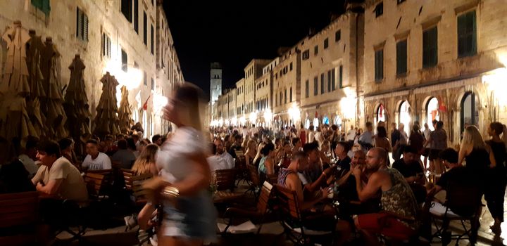 Des terrasses remplies, dans la vieille ville de Dubrovnik, le 14 août 2019. (BENJAMIN  ILLY / FRANCE-INFO)