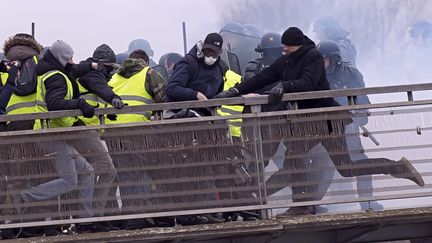 L'ancien boxeur Christophe Dettinger frappe un gendarme lors de la manifestation des "gilets jaunes" du 5 janvier. (IAN LANGSDON / EPA)