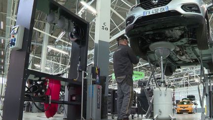 En France, le manque de composants chinois ralentit les lignes de production automobile. Les usines, qui souffrent aussi des pénuries de métaux, fabriquent moins de véhicules, et les vendent plus cher. (FRANCE 2)