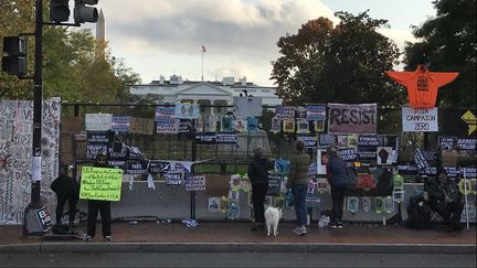 Tout le quartier du centre de Washington DC situé autour de la Maison-Blanche se prépare à une élection sous tension, en se barricadant et en se protégeant, le 1er novembre 2020. (JEAN-MARC FOUR / RADIO FRANCE)